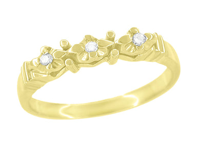 A circa 1950's vintage yellow gold wedding ring with a sculptural starburst design featuring three round diamonds set on the top of the band. - WR481Y