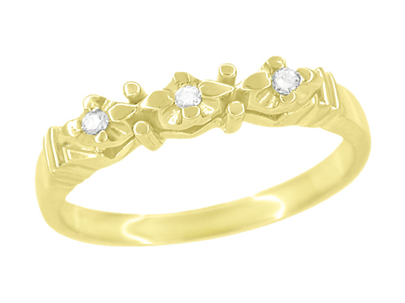 A circa 1950's vintage yellow gold wedding ring with a sculptural starburst design featuring three round diamonds set on the top of the band. - WR481Y